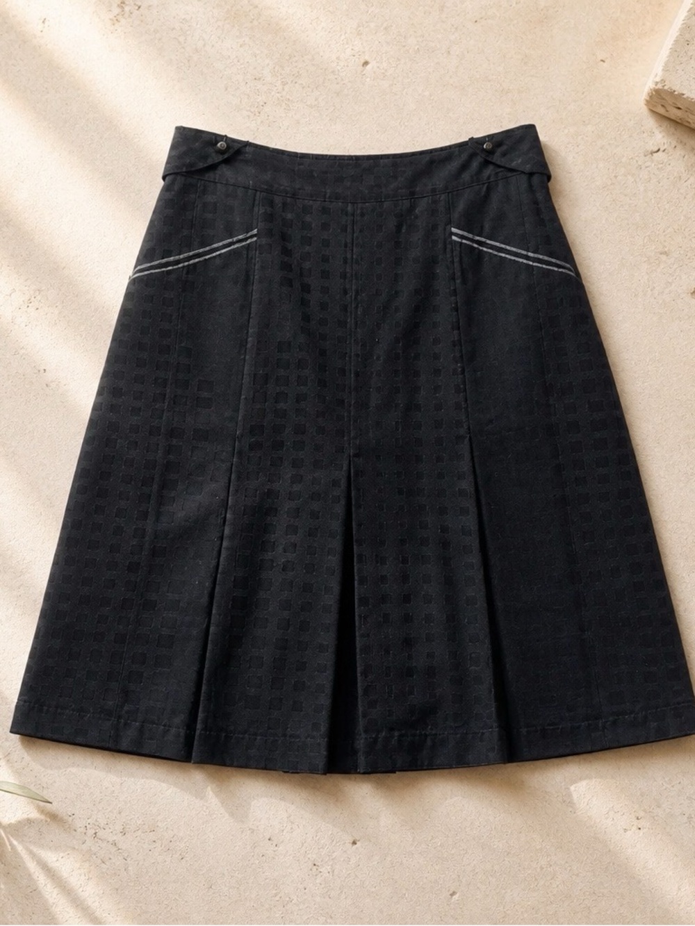 Custo One Black Pleated Textured Skirt
Womens size 2 Knee length skirt Vintage